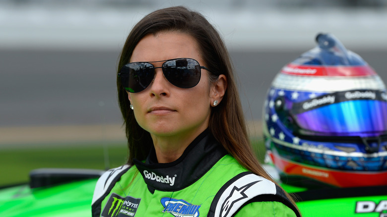 Danica Patrick con gafas de sol