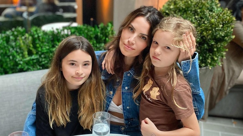 Samantha Robertson con sus dos hijas