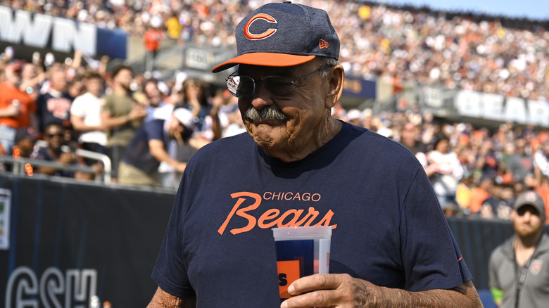 Dick Butkus sosteniendo una taza