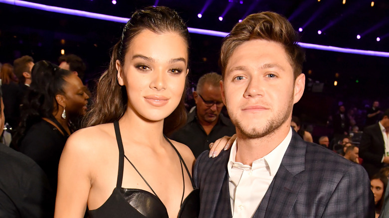 Hailee Steinfeld posando con Niall Horan