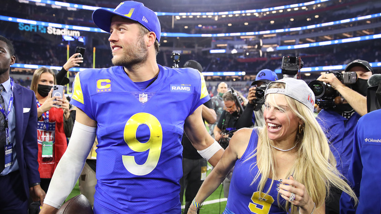 Matthew Stafford Kelly Stafford en el campo de fútbol