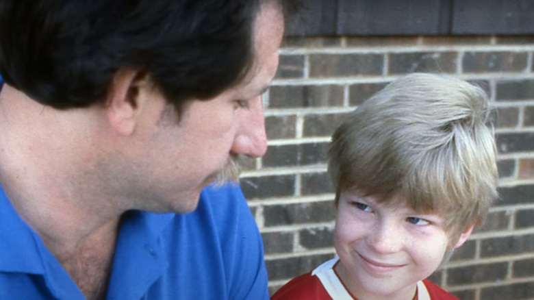 Dale Earnhardt Jr.sonriéndole a su padre