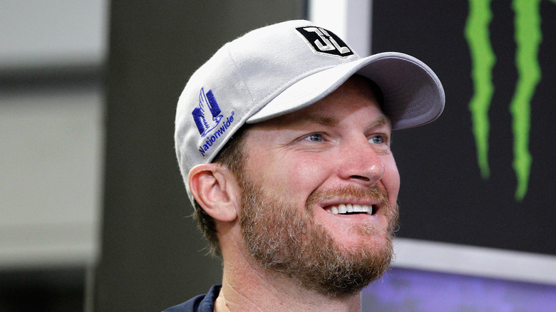 Dale Earnhardt Jr sonriendo