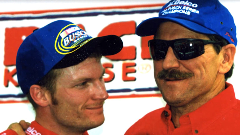 Dale Earnhardt Jr mirando a su padre