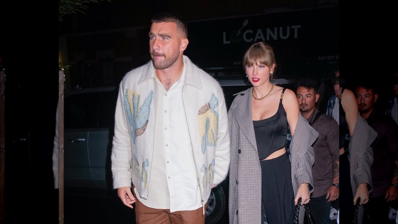 Travis Kelce y Taylor Swift caminando