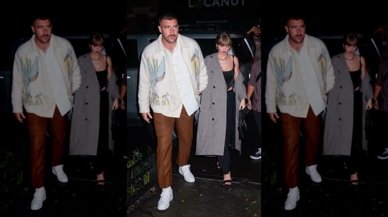 Taylor Swift y Travis Kelce caminando