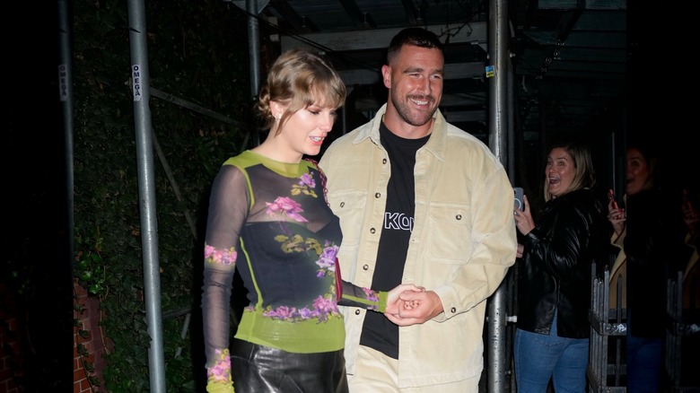 Taylor Swift y Travis Kelce tomados de la mano