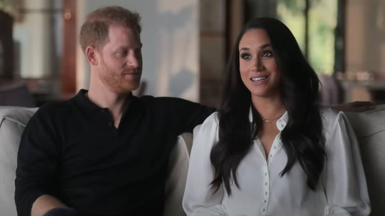 El príncipe Harry y Meghan Markle sentados