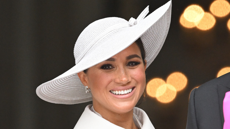 Meghan Markle con un gran sombrero