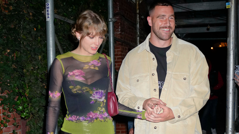 Taylor Swift y Travis Kelce tomados de la mano