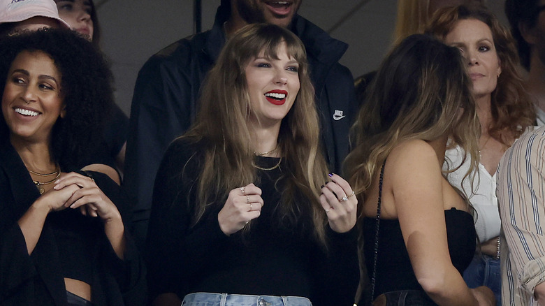 Camiseta negra del partido de fútbol de Taylor Swift.