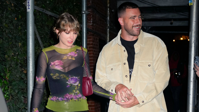 Travis Kelce y Taylor Swift tomados de la mano