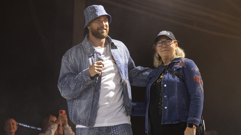 Travis y Donna Kelce posando juntos