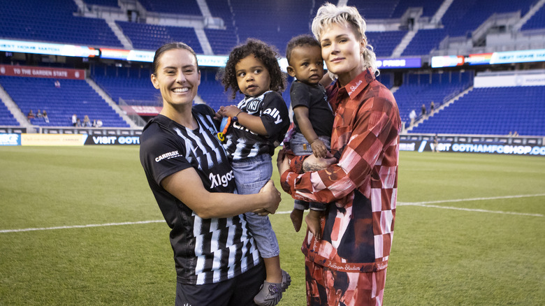 Ashlyn Harris y Ali Krieger con niños