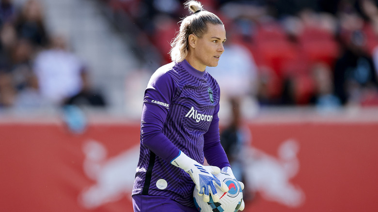 Ashlyn Harris vestida de morado