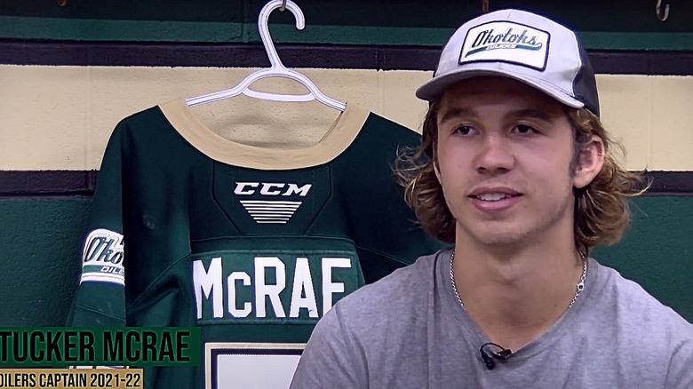 Tucker McRae jugador de hockey sobre hielo sonriendo