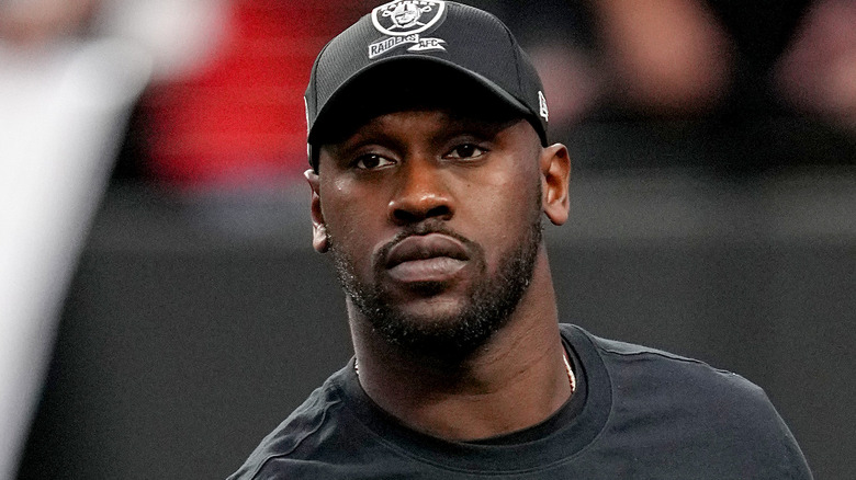 Chandler Jones mirando hacia el campo