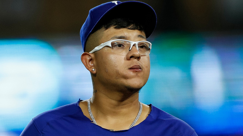 Julio Urías con gafas