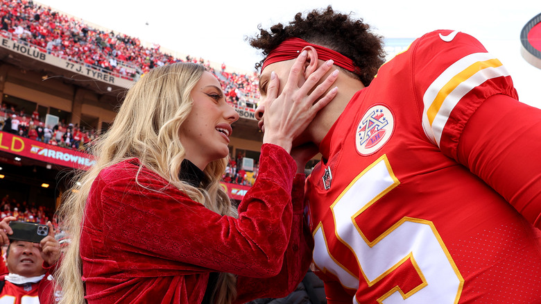 Patrick y Brittany Mahomes mirándose a los ojos