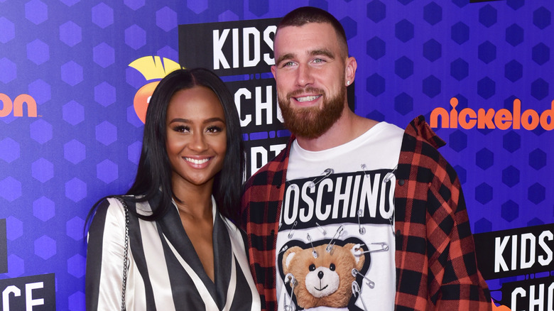 Kayla Nicole, Travis Kelce sonriendo