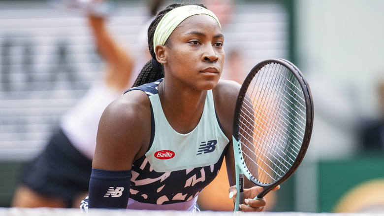 Coco Gauff parada en la cancha de tenis sosteniendo su raqueta lista para jugar