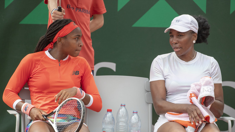 Coco Gauff y Venus Williams hablando al margen