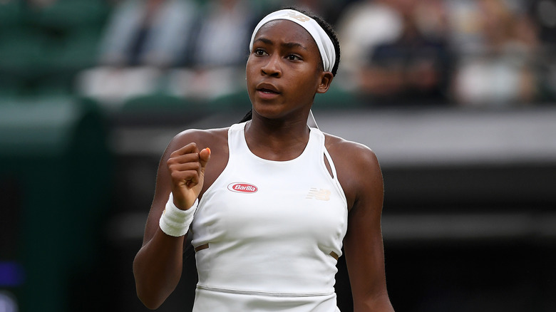 Coco Gauff caminando por la cancha de tenis