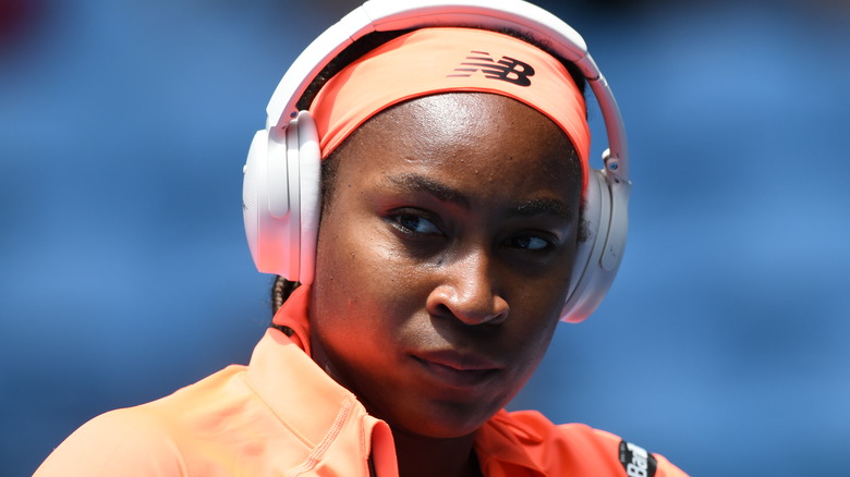 Coco Gauff con auriculares blancos