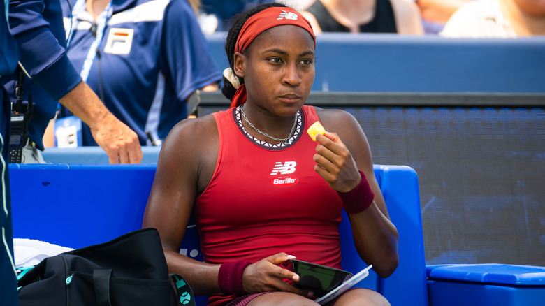 Coco Gauff comiendo piña al margen