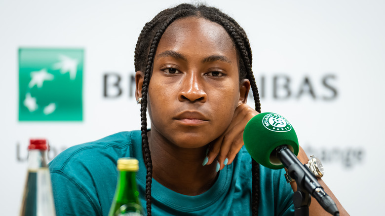 Coco Gauff sentada frente al micrófono