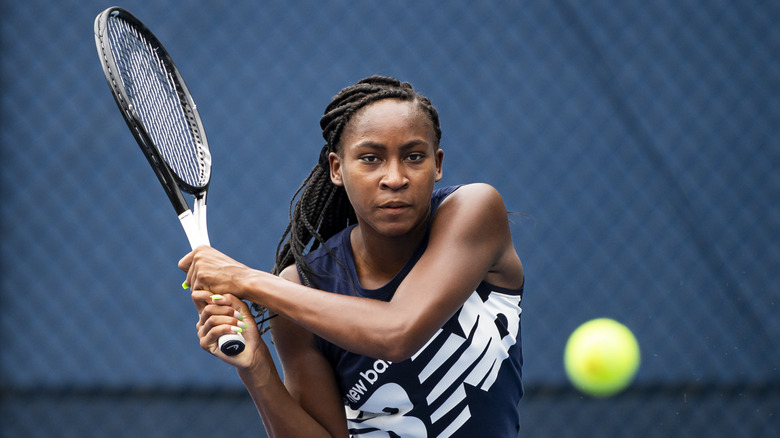 Coco Gauff balancea su raqueta de tenis