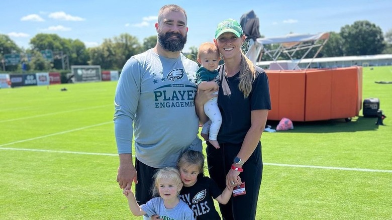 Jason Kelce posa con su familia