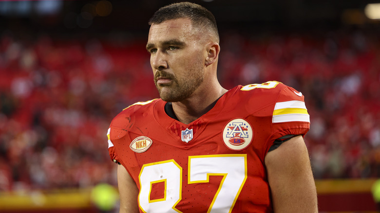 Travis Kelce saliendo al campo