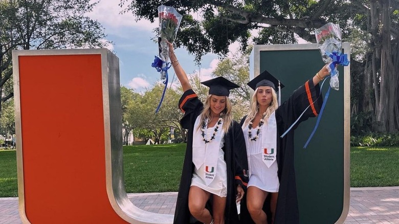 Los gemelos Cavinder con su toga y birrete de graduación.