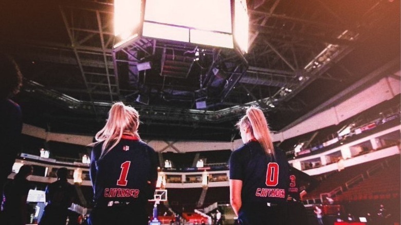 Detrás de los gemelos Cavinder con su uniforme de Bulldogs.