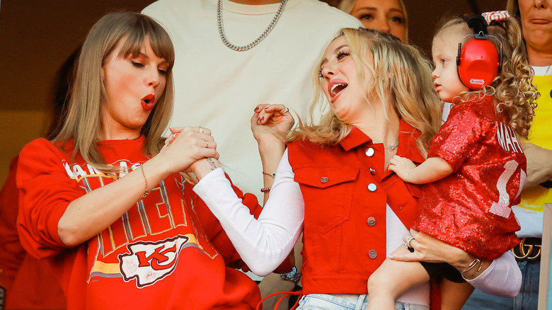 Taylor Swift y Brittany Mahomes se dan la mano