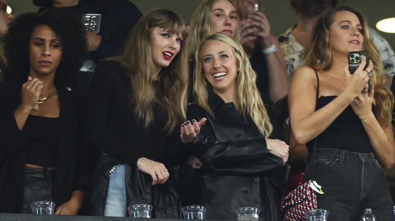 Taylor Swift y Brittany Mahomes sonriendo