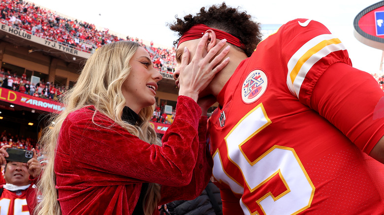 Brittany Mahomes agarrando la cara de Patrick Mahomes