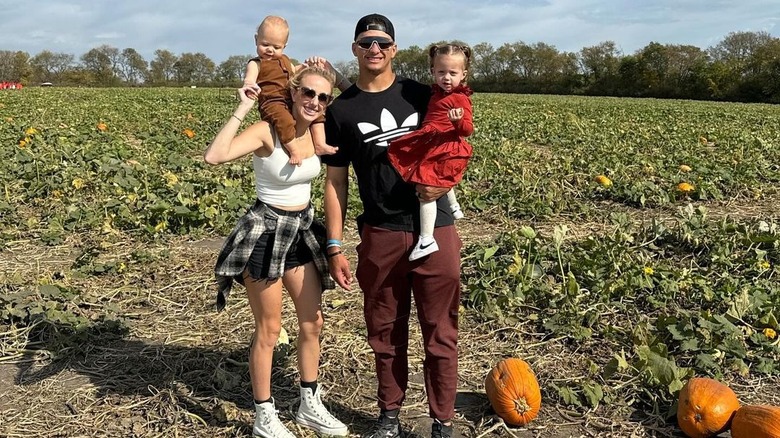 La familia Mahomes posando en un huerto de calabazas