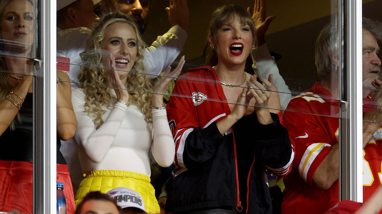 Brittany Mahomes y Taylor Swift aplaudiendo