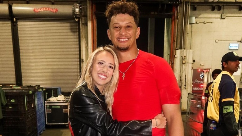 Brittany Mahomes abrazando a Patrick Mahomes