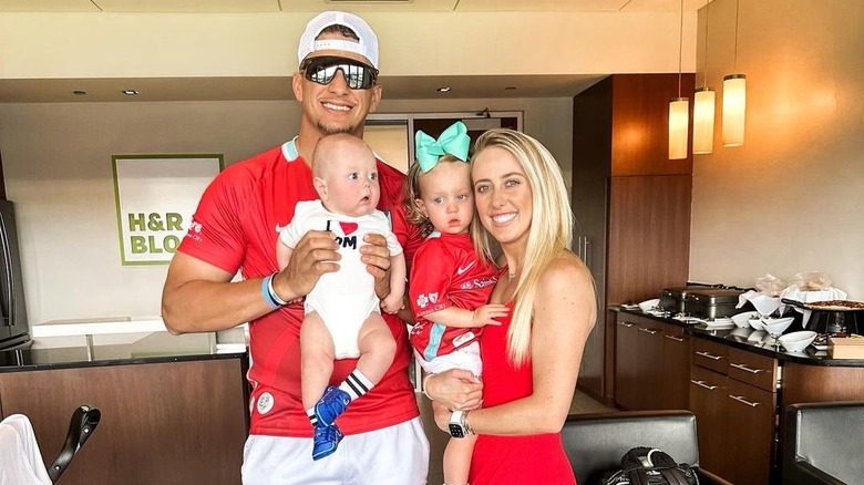 La familia Mahomes posando