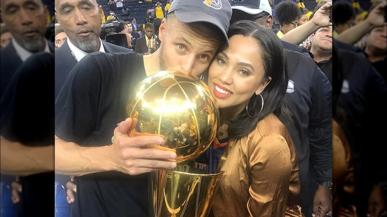 Steph y Ayesha Curry con trofeo