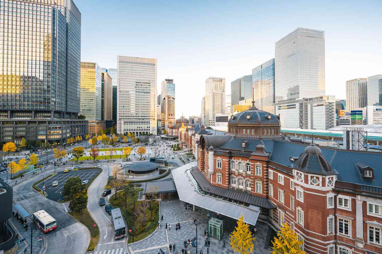 Paisaje urbano en la estación de Tokio, Japón 