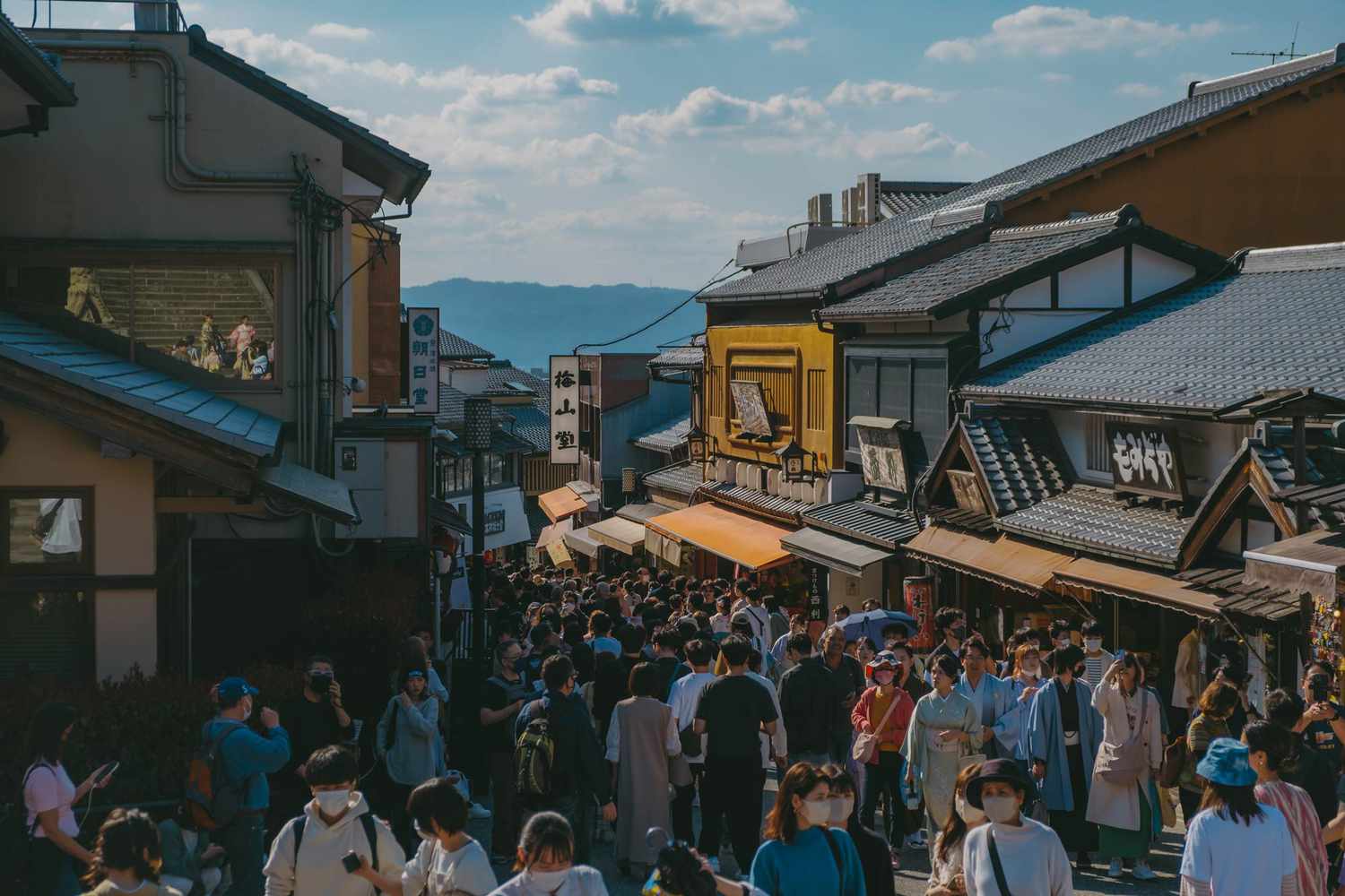 Vista de las concurridas calles de la ciudad de Kioto, Japón