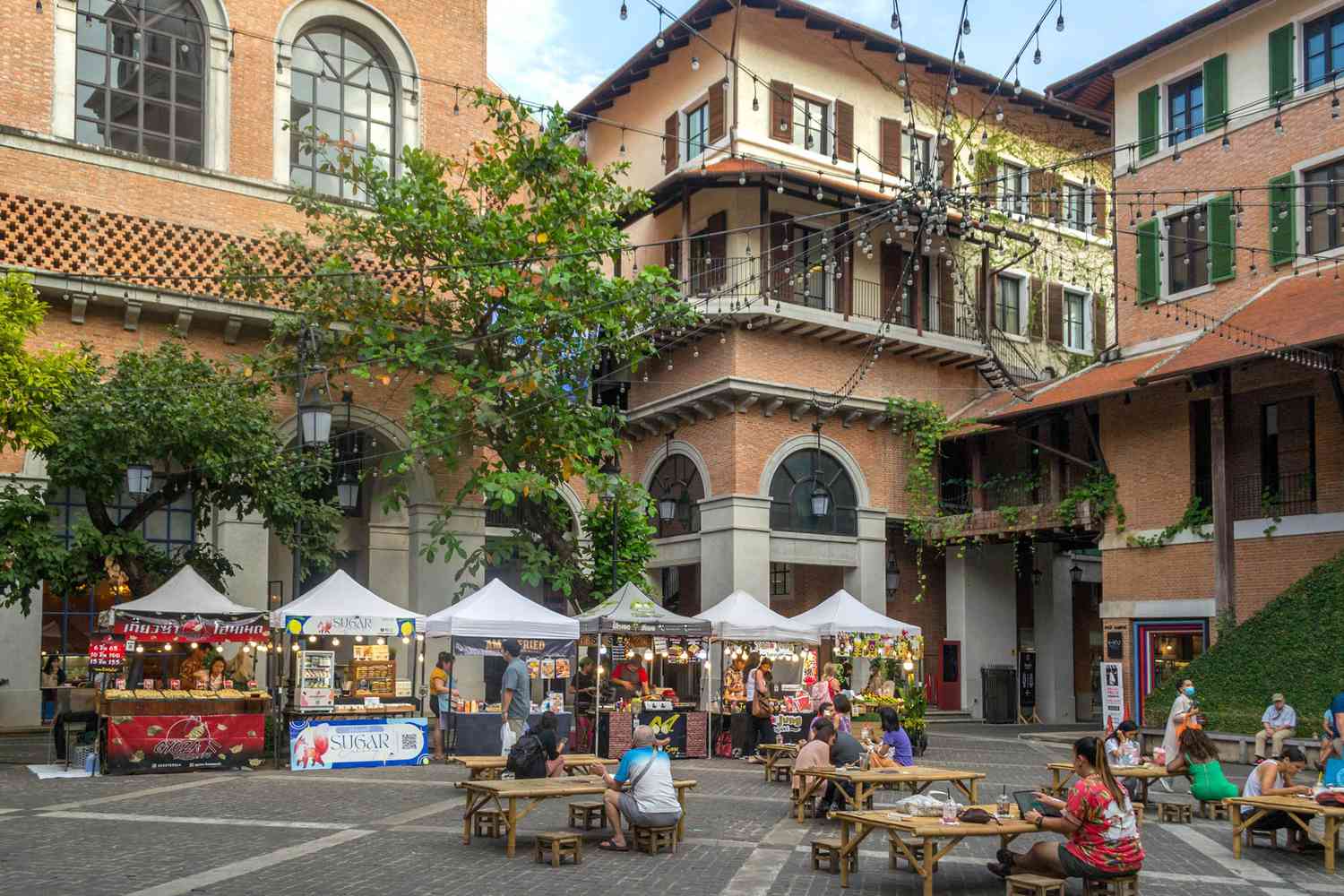 Mercado de comida callejera en One Nimman, Chiang Mai, Tailandia.