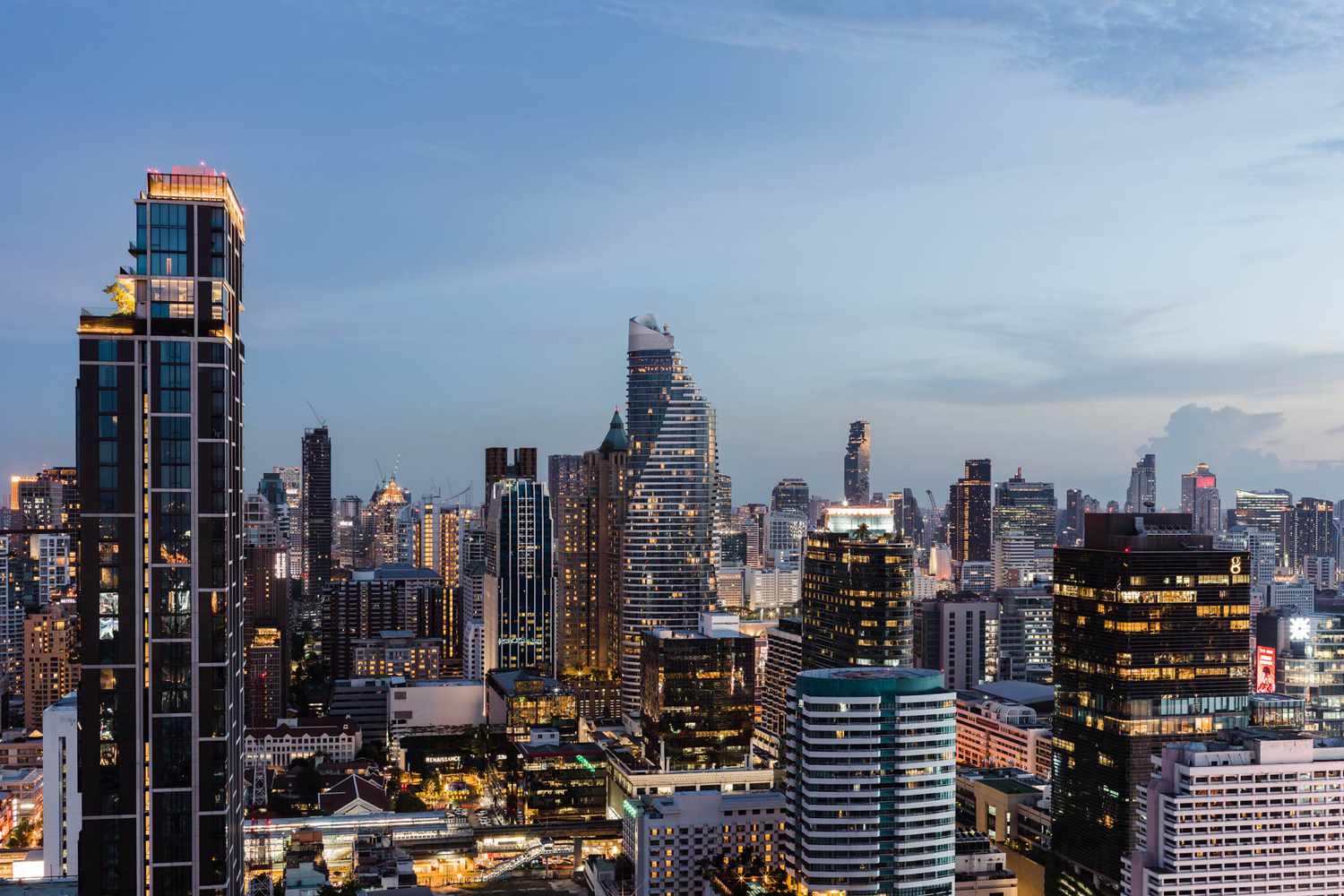 Horizonte al atardecer en Bangkok, Tailandia 