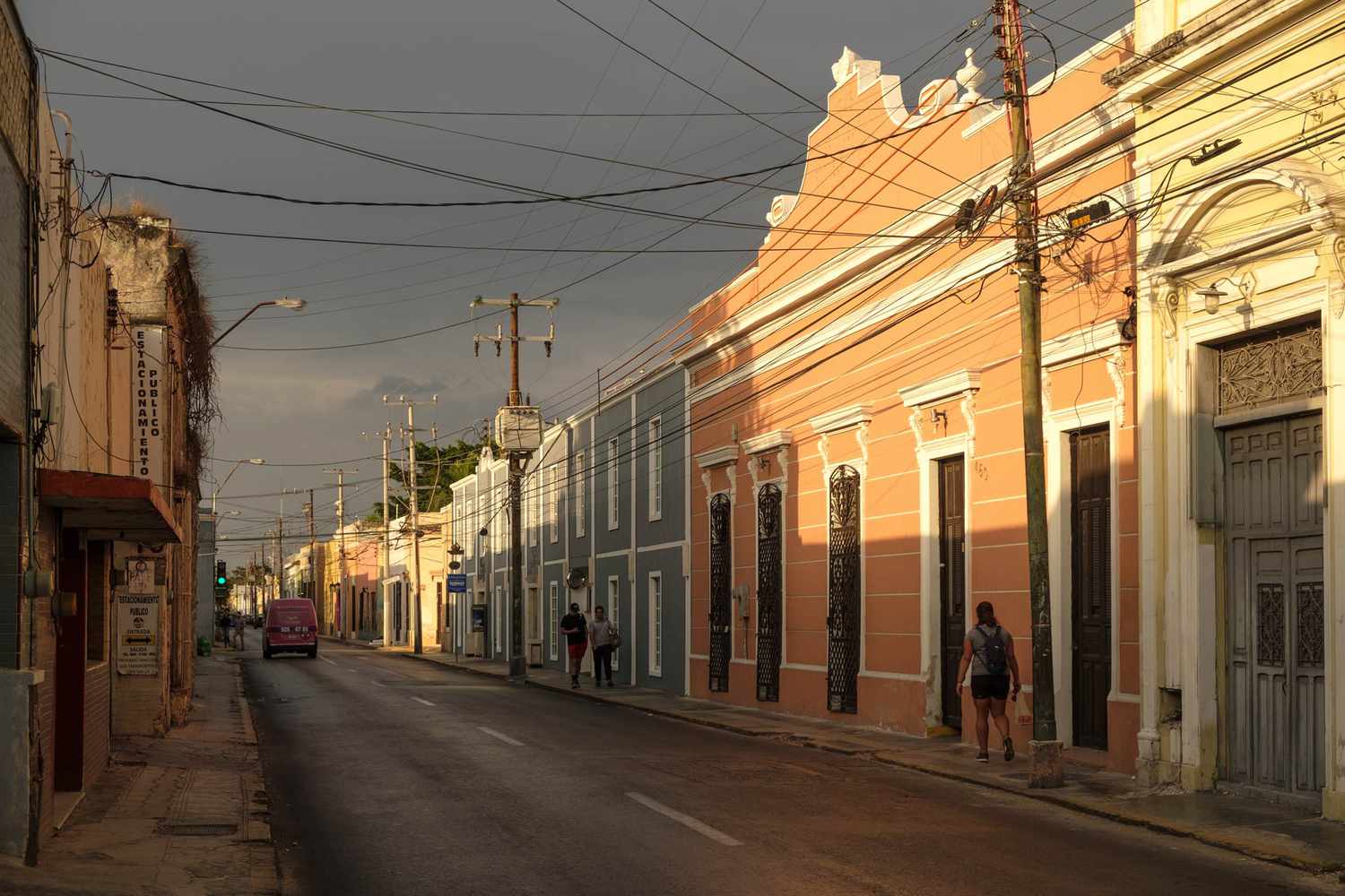 Escena callejera al atardecer en Mérida, México