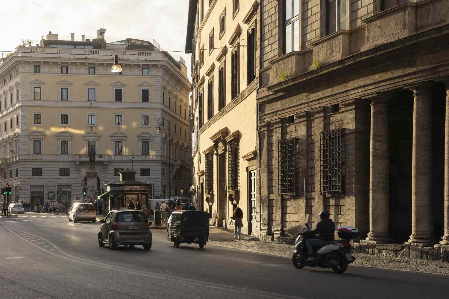 Calles de la ciudad con coches y peatones en Roma, Italia