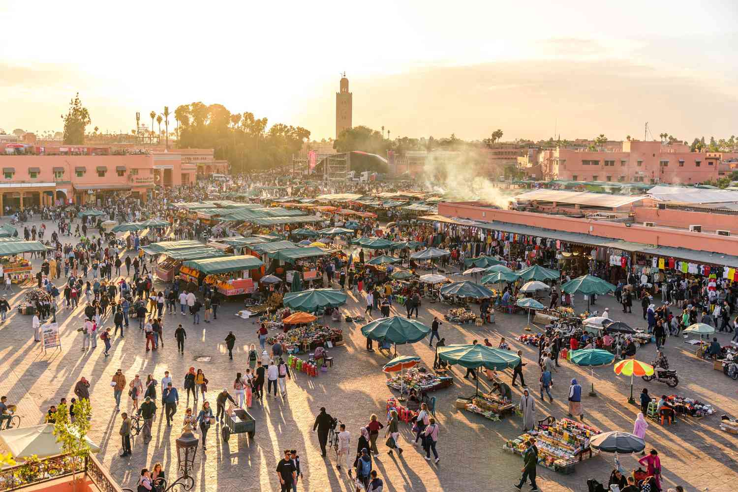 Plaza Djemaa el Fna llena de multitud al atardecer, Marrakech, Marruecos